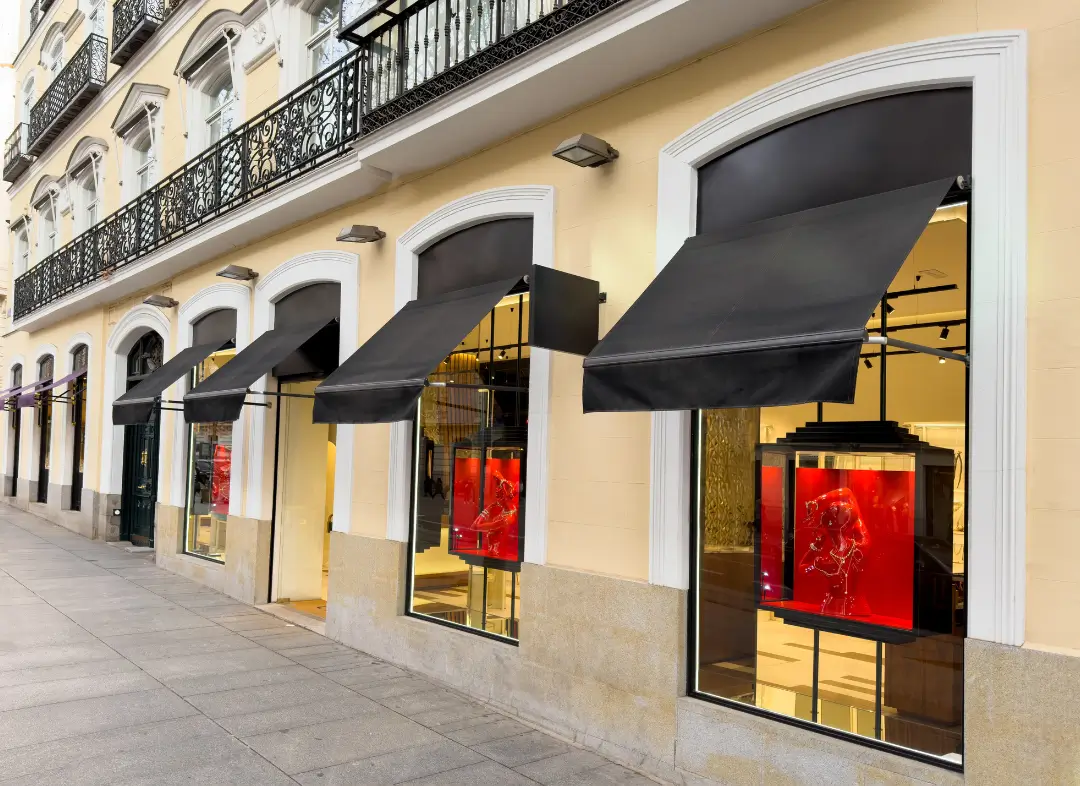 Façade vitrine de magasin en aluminium sur mesure à Cuébris